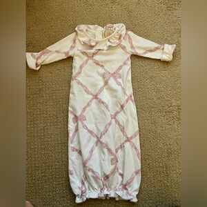 The Beaufort Bonnet Company Pink Belle Meade Bow Print size 0-3 gown